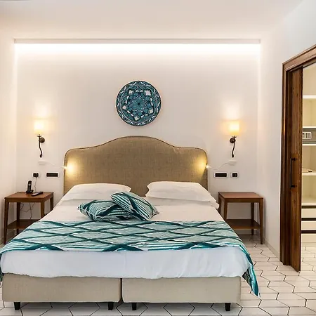 Therasia Sea And - The Leading Of The World 5*