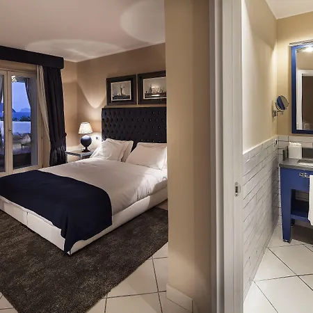Therasia Sea And - The Leading Of The World 5*