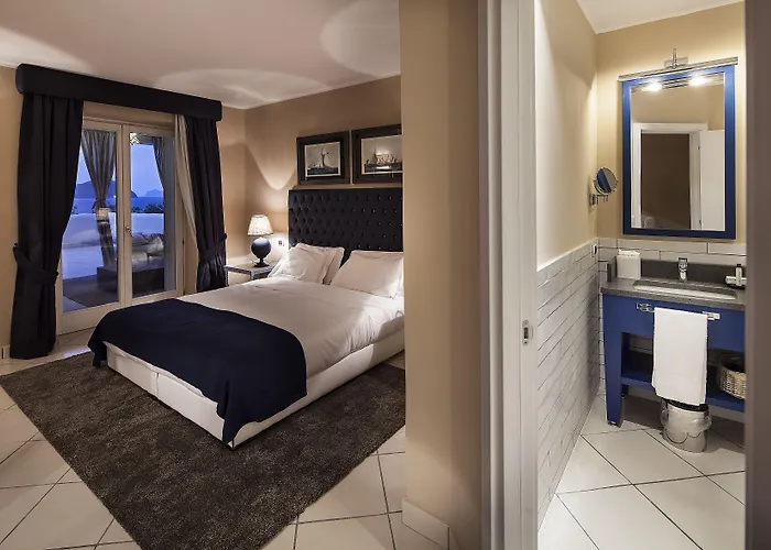 Therasia Sea And - The Leading Of The World 5*